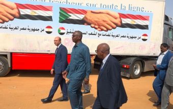 المسار نيوز جهاز المخابرات المصري يسلم نظيره السوداني قافلة مساعدات انسانية.