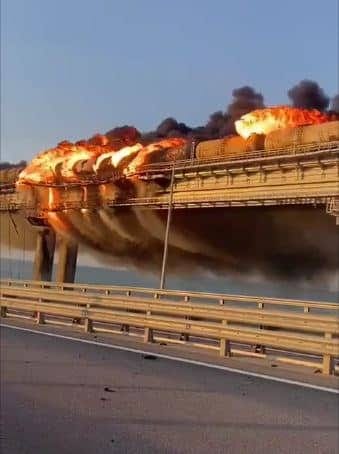المسار نيوز انفجار ضخم في جسر يربط روسيا بالقرم
