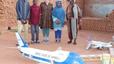 المسار نيوز مسؤول بسفارة واشنطون يزور طالب سوداني صمم نموذج لطائرة الرئيس الأمريكي