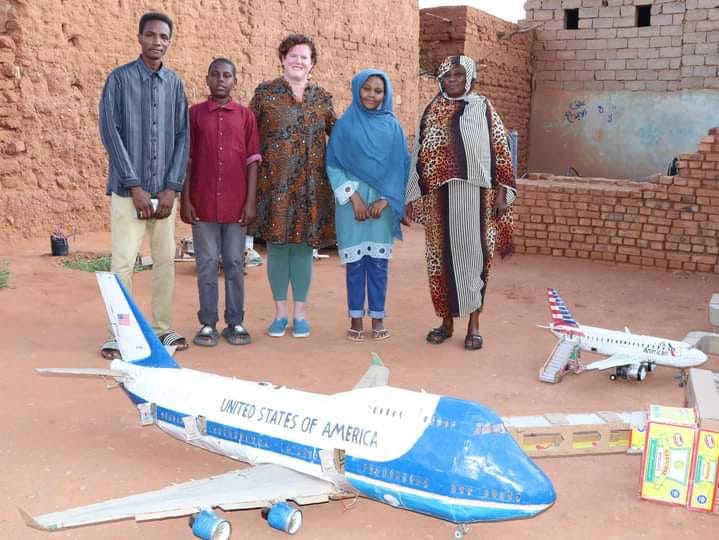 المسار نيوز مسؤول بسفارة واشنطون يزور طالب سوداني صمم نموذج لطائرة الرئيس الأمريكي