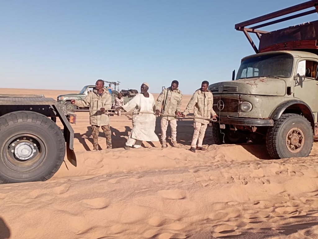 المسار نيوز قوات الدعم السريع تنقذ أب وابنه من موت محقق بالصحراء