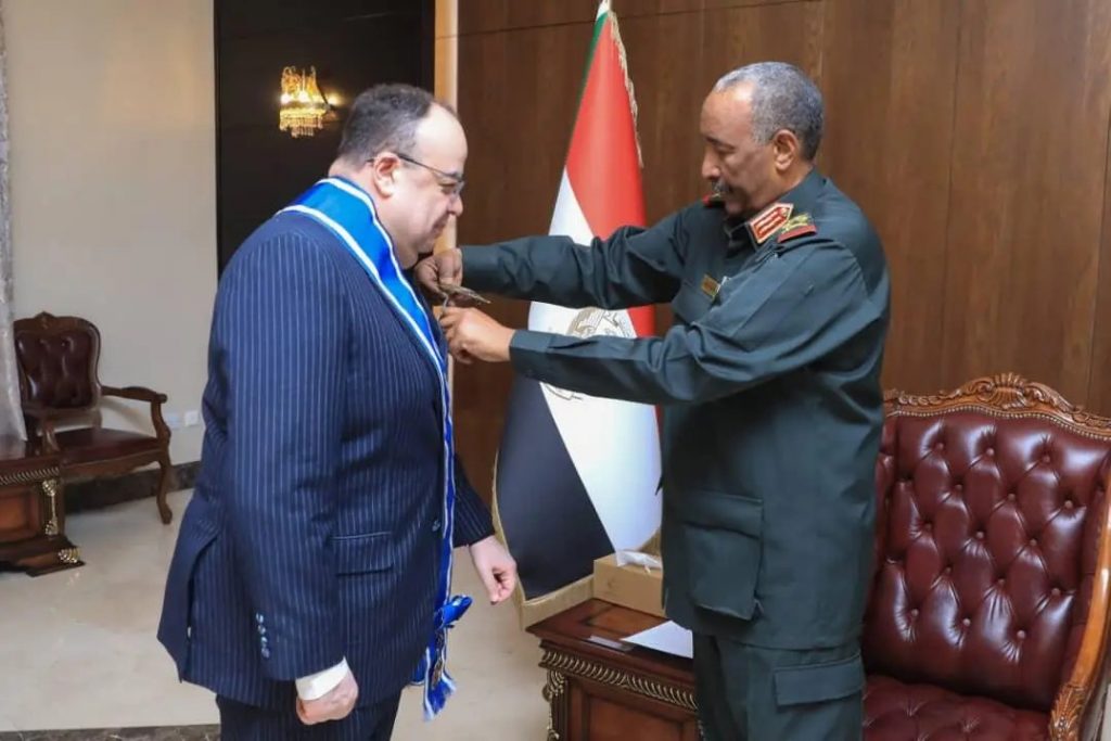 المسار نيوز رئيس مجلس السيادة، يمنح السفير المصري، لدى السودان وسام النيلين من الطبقة الأولى بمناسبة انتهاء فترة عمله