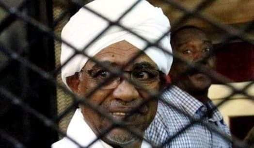 المسار نيوز الرئيس السوداني السابق عمر البشير في جلسة محاكمة المتهمين بتدبير انقلاب 30 يونيو، "أتحمل كامل المسؤولية عما تم في 30 يونيو، وأعلم أن الاعتراف هو سيد الأدلة"