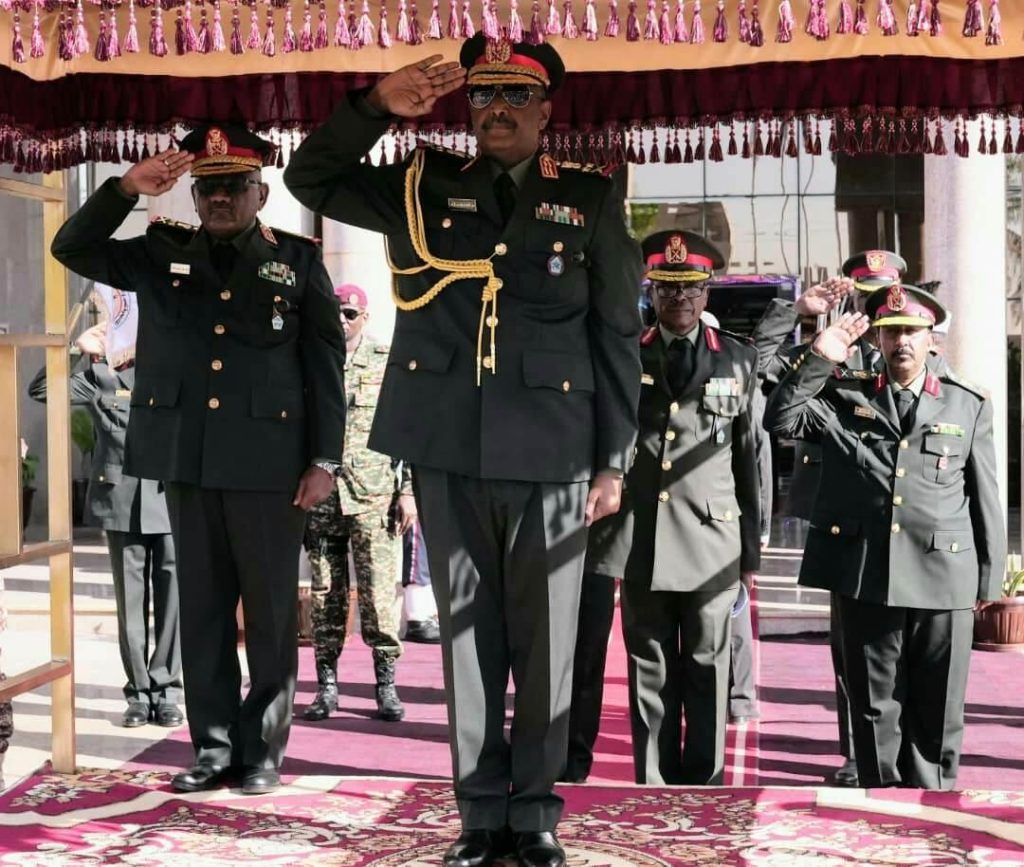 المسار نيوز القائد العام يشرف تخريج دورتي الدفاع الوطني والحرب العليا بأكاديمية نميري