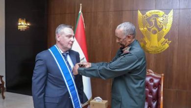 المسار نيوز البرهان يمنح سفير روسيا لدى السودان وسام النيلين من الطبقة الأولى، بمناسبة إنتهاء فترة عمله