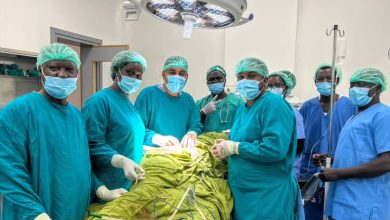 المسار نيوز طبيب مصري مقيم بالسودان، يجري جراحة حساسة في مدينة جوبا