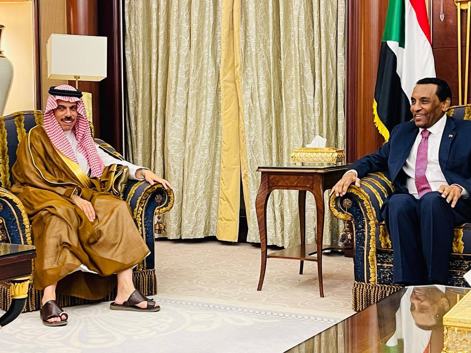 المسار نيوز وزير الخارجية السعودي يزور رئيس وزراء السودان ويؤكد متانة العلاقات بين البلدين